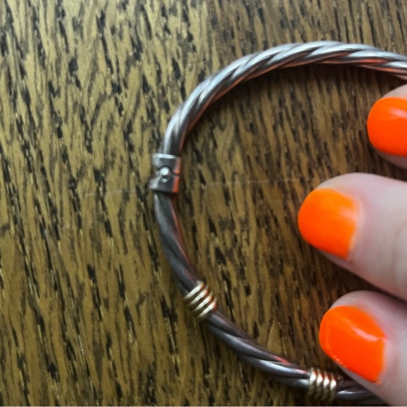Twisted silver and 14 k gold hinged vintage bracelet - Picture 3 of 4